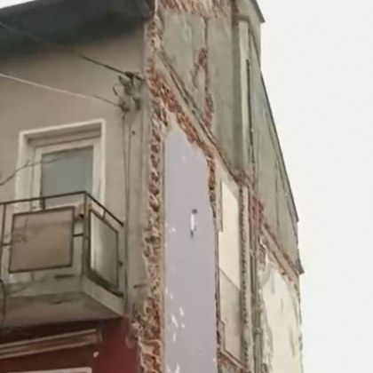 Къща на калкан пострада заради строеж в съседния парцел Собствениците
