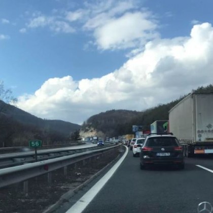 Километрично задръстване от коли и камиони се образува на АМ