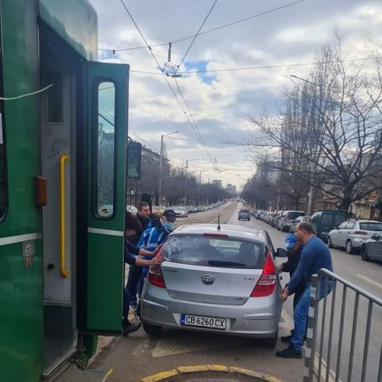 Поредна засечка между кола и трамвай е станала в София Граждани