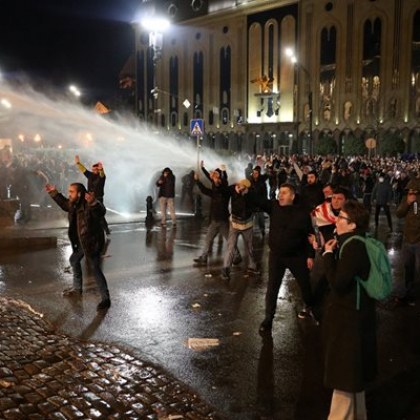 Грузинските власти прибегнаха днес до употреба на сълзотворен газ и