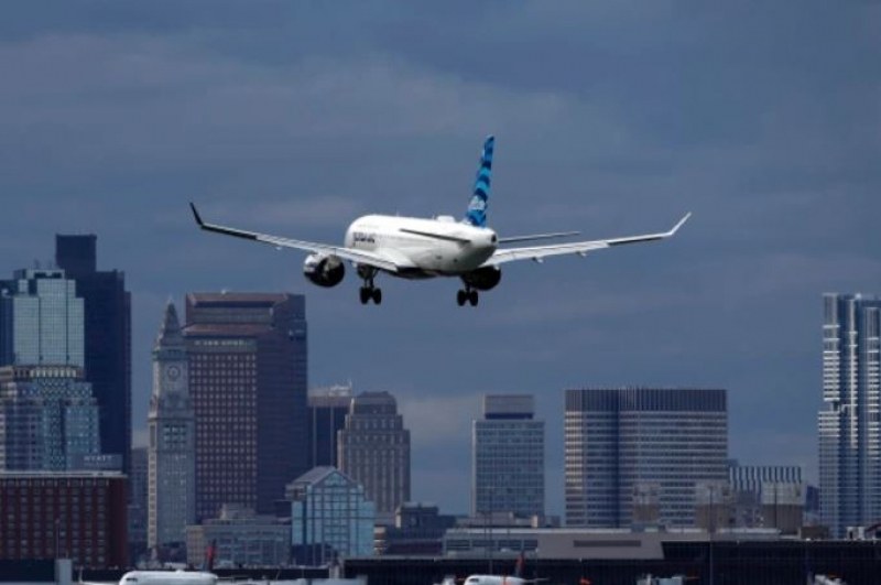 Пътник опита да отвори врата на самолет в полет, нападна стюардеса