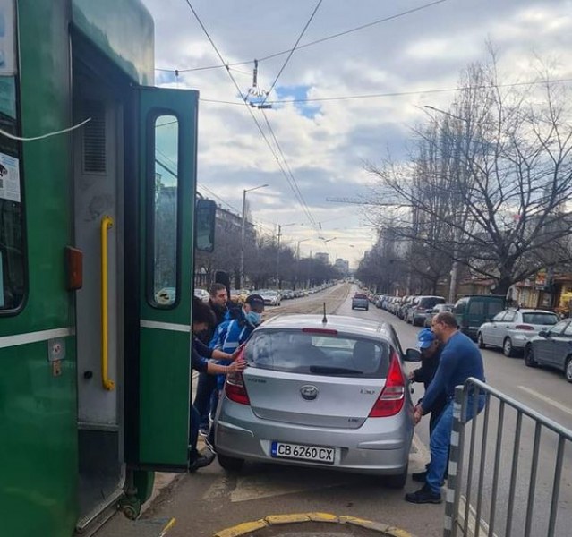 Поредна засечка между кола и трамвай е станала в София.Граждани