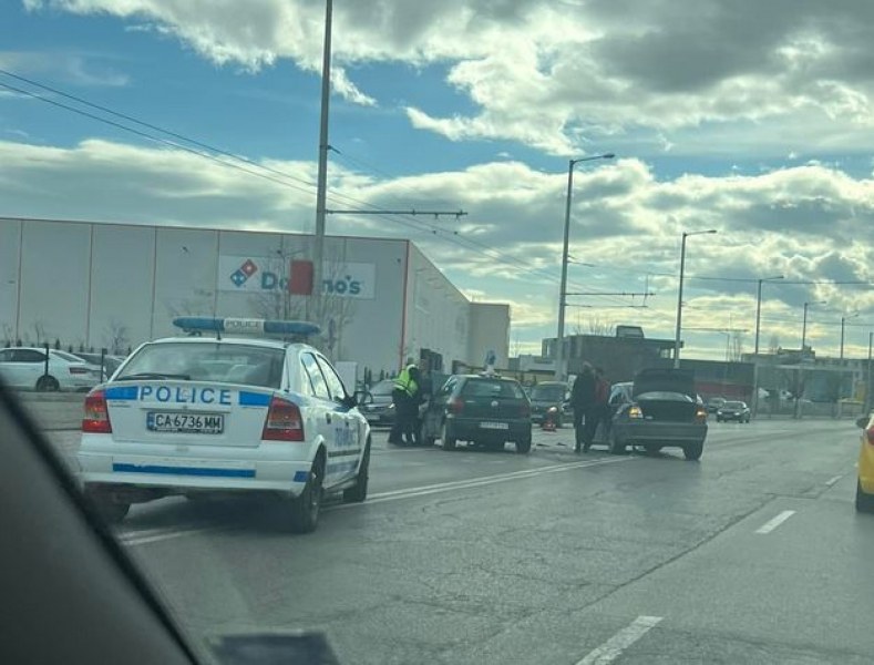 Две коли се блъснаха в София, щетите са огромни СНИМКИ