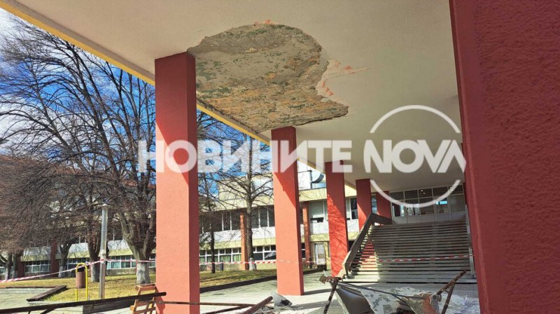 Инцидент в Техническия университет в София. Човек пострада при падане