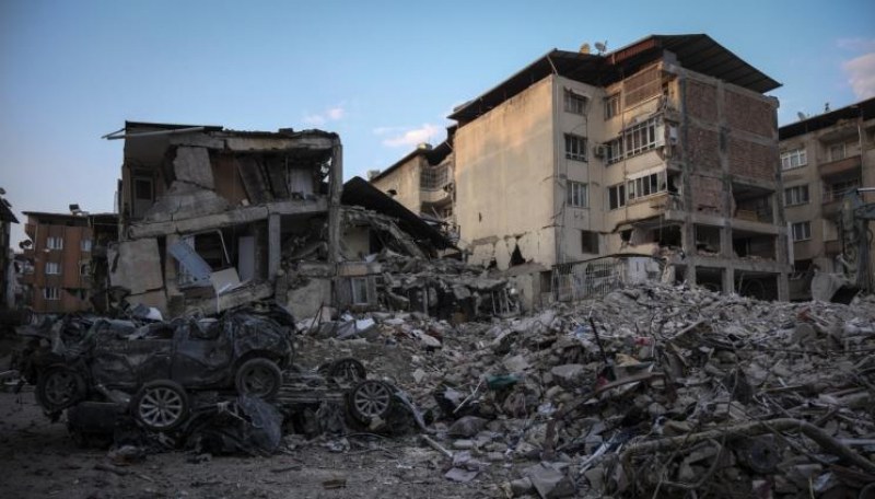 Още една шестетажна сграда се срути в Турция, търсят хора под отломките ВИДЕО