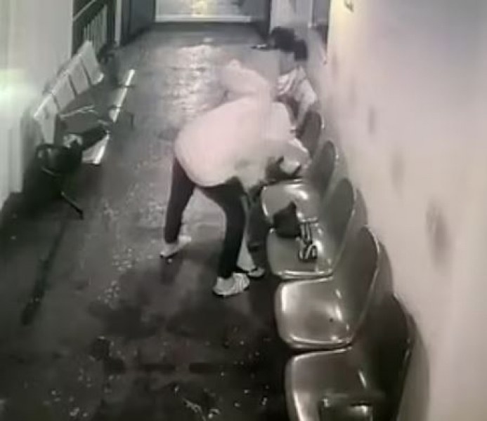 Съпруг опита да хвърли жена си от ферибот ВИДЕО
