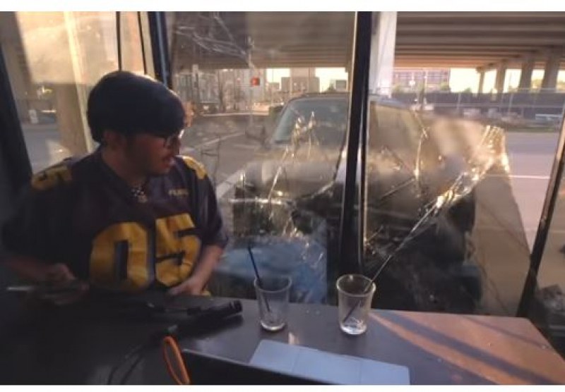 Кола се вряза в кафене по време на живо предаване  ВИДЕО
