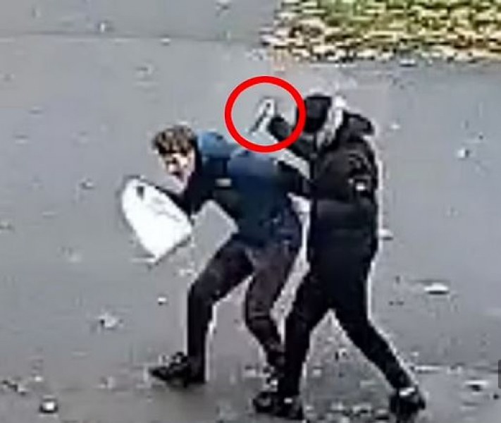 Мигрант прониза студент с нож, искал да бъде депортиран ВИДЕО+СНИМКИ