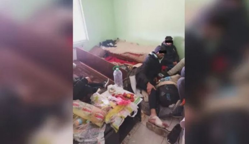 Разкриха депо за подпомагане на бежанци, има задържани