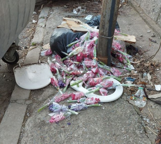 Дни след 8 март: Изхвърлиха купчина цветя до казан СНИМКИ