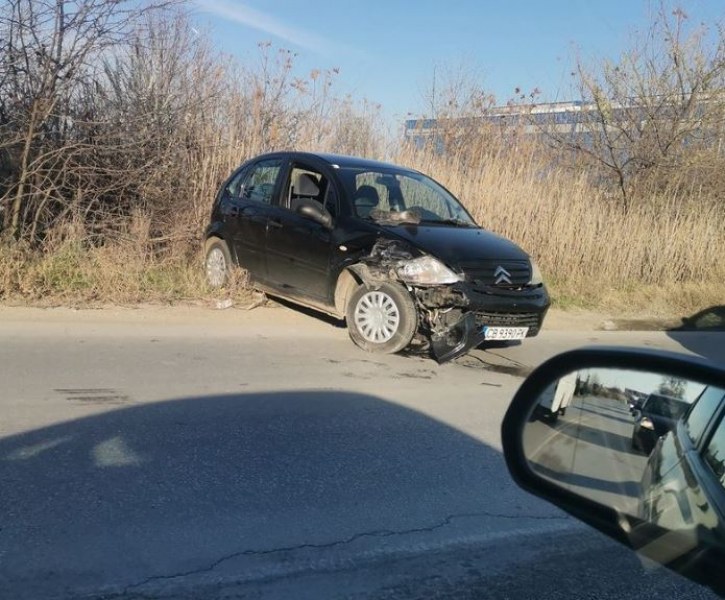 Катастрофирала кола затапи шосе в Пловдив