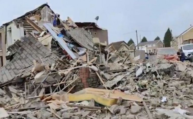Мощна експлозия събори къща в Уелс СНИМКИ