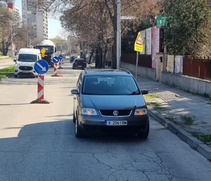 Шофьор спря в насрещното на пловдивски булевард в ремонт СНИМКИ