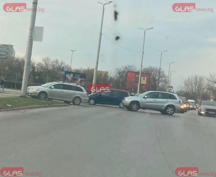 Катастрофа между два леки автомобила затруднява движението на кръговоо кръстовище