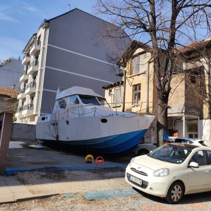 Яхта разположена между имоти в столичния квартал Павлово озадачи потребители