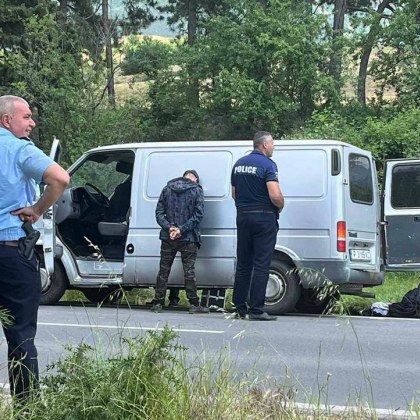 Екип на Гранична полиция задържа група мигранти на АМ Тракия