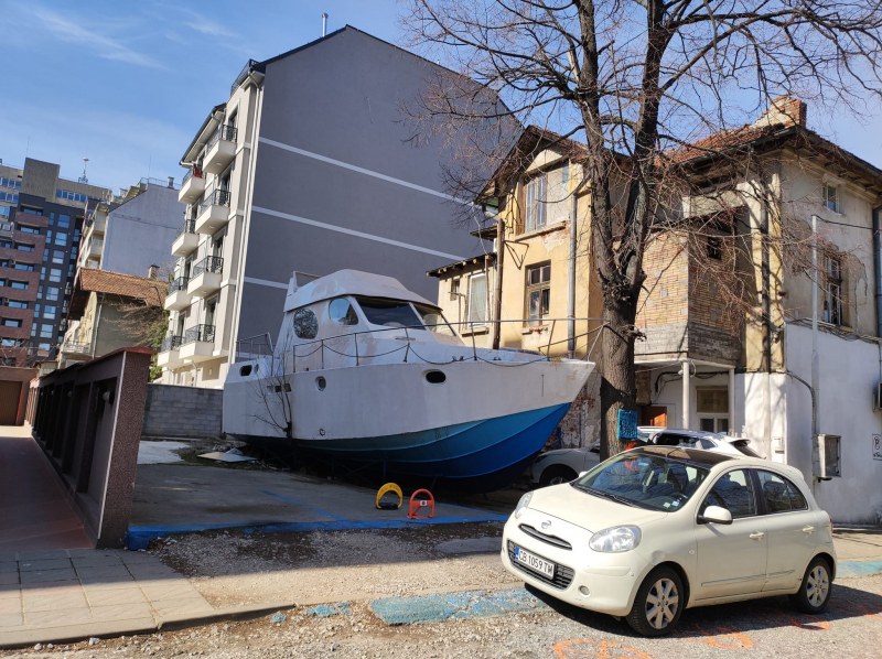 Яхта, разположена между имоти в столичния квартал Павлово, озадачи потребители