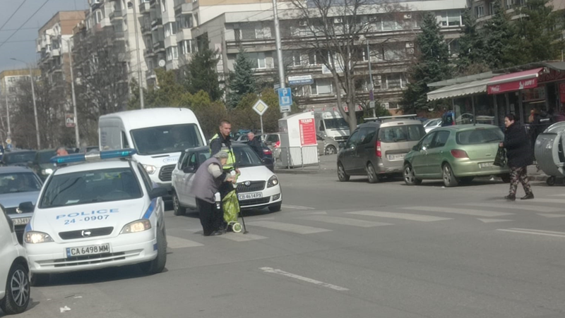 За пример! Полицай помогна на трудноподвижна жена в София СНИМКИ