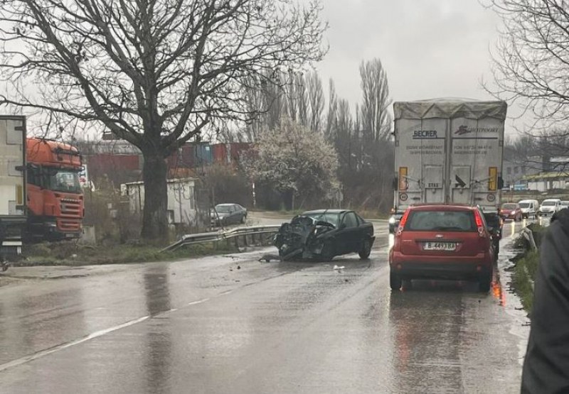 Катастрофа до Варна, откараха човек в болница СНИМКИ