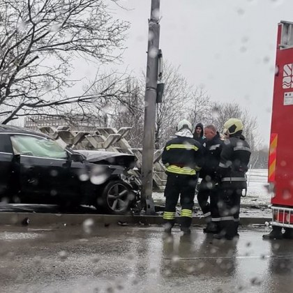 Инцидент стана преди минути в София Кола е катастрофирала самостоятелно