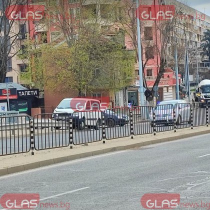 Бус се вряза в мантинелата на пловдивски булевард научи GlasNews bg