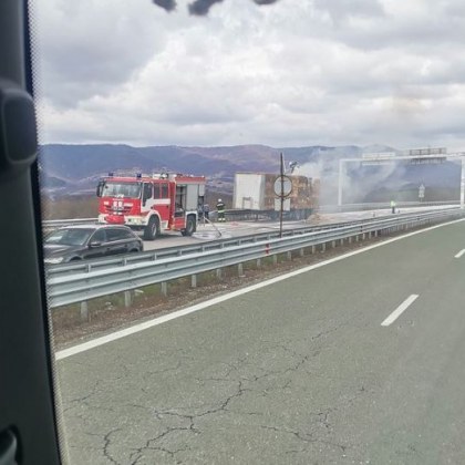 Камион превозващ слама се е запалил на АМ Хемус На