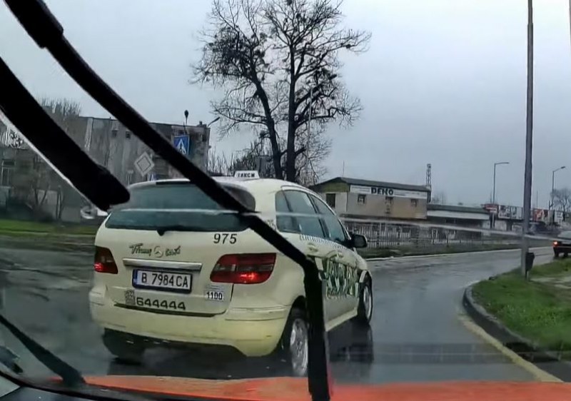 Във Варна така си карат - засичат коли в кръгови кръстовища ВИДЕО