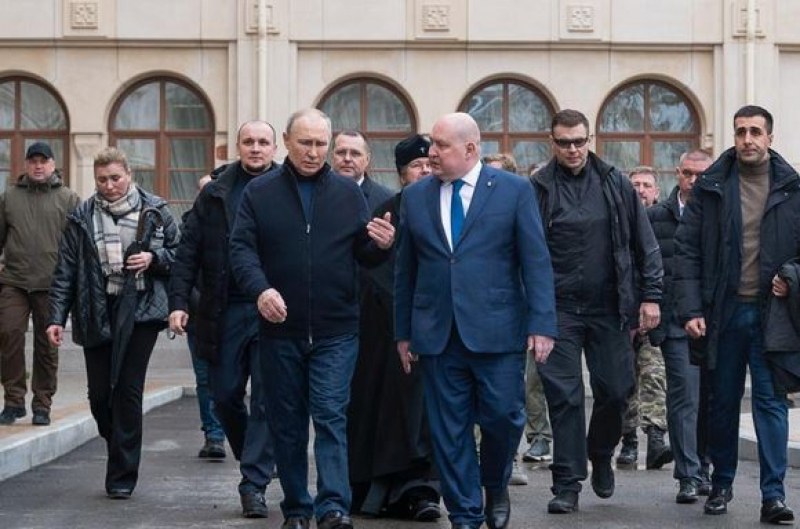 Изненадващо! Путин пристигна с кола в Крим