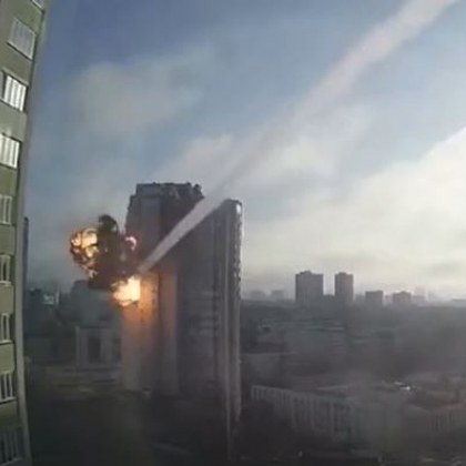 В Киев: Възстановиха многоетажен блок, уцелен от ракета