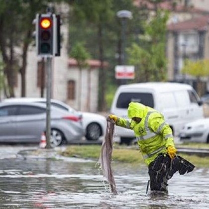 Проливен дъжд предизвика наводнения в Анкара Улиците в турската столица за