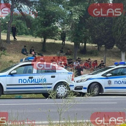 Заловиха 14 мигранти в кола на АМ