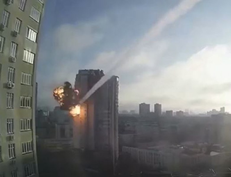 В Киев: Възстановиха многоетажен блок, уцелен от ракета