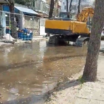 Улица се наводни в Пловдив днес Водата е стигнала до
