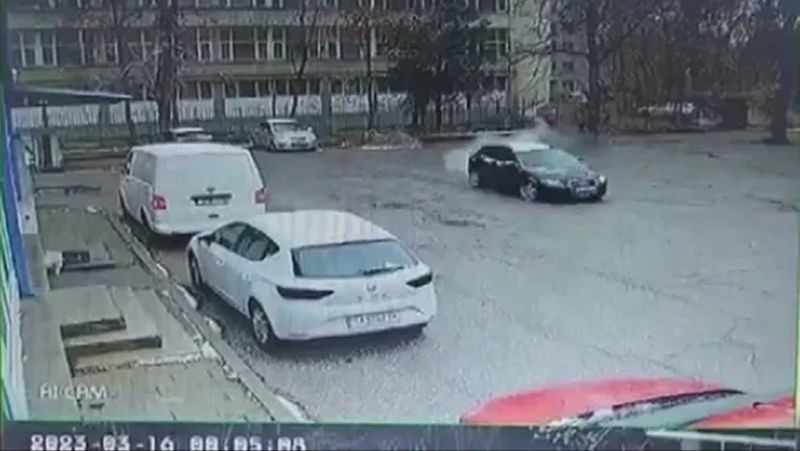 Млад дрифтаджия удари паркирана кола и се заби в сграда ВИДЕО