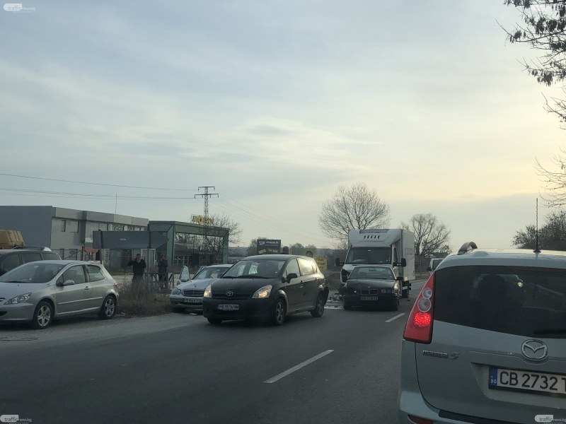 Бус и три коли се блъснаха на Околовръстното в Пловдив