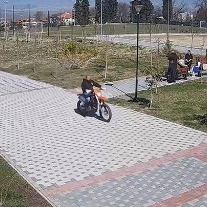 Мотористи караха с висока скорост по пешеходна алея