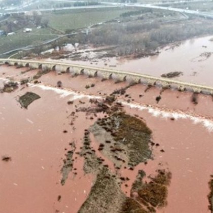 Най дългата река в Турция Къзълърмак стана червена вследствие на
