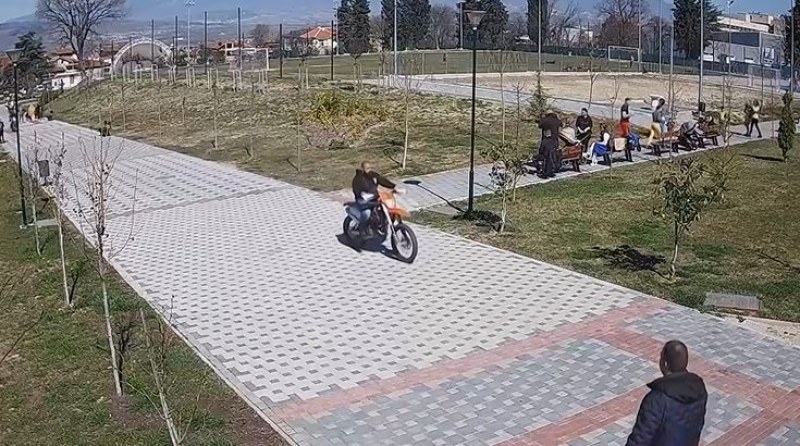 Мотористи караха с висока скорост по пешеходна алея