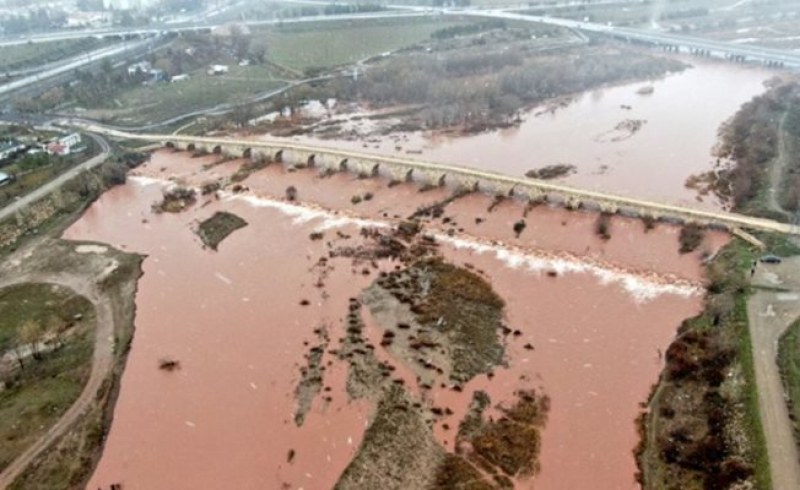 Най-дългата река в Турция Къзълърмак стана червена вследствие на силните