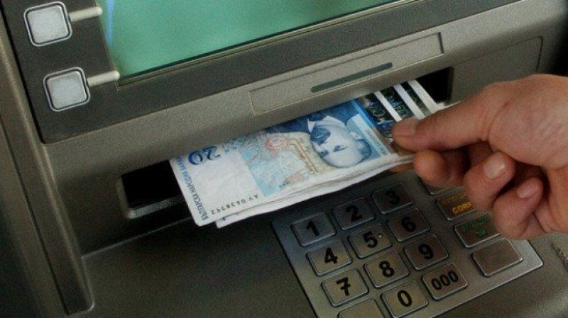 Пловдивчанка намери забравени на банкомат пари