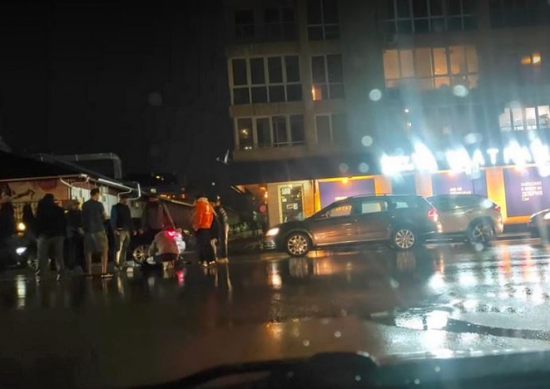 Жена лежи на пешеходна пътека след удар от кола, шофьорът - избягал  СНИМКИ
