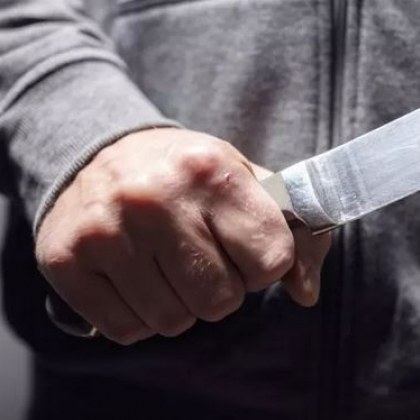 Мъже се нахвърлиха на кмет, намушкаха го