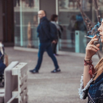 Ученици от 137 средно училище Ангел Кънчев пушат цигари на улицата