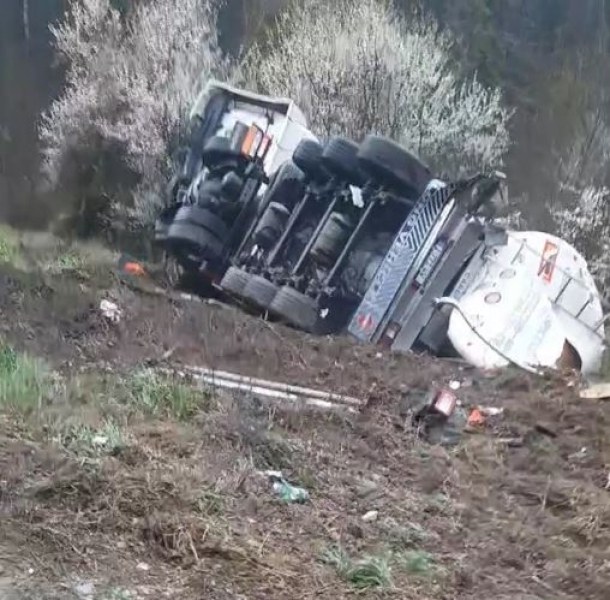 Сблъскаха се камиони на пътя Русе-Бяла, има ранени СНИМКА