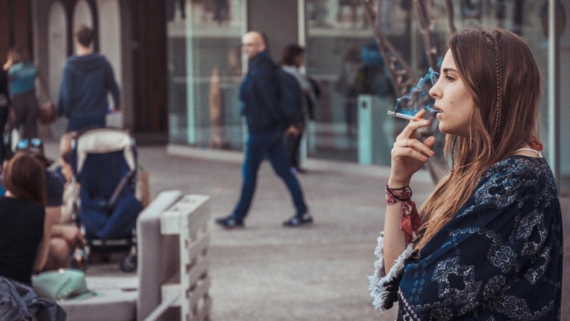 Ученици пафкат цигари на столична улица и образуват задръстване