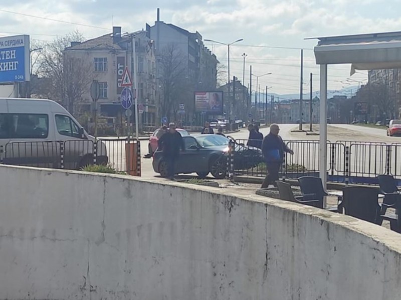 Катастрофа е станала преди минути в София. Автомобил с марка