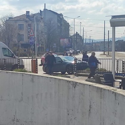 Катастрофа е станала преди минути в София Автомобил с марка