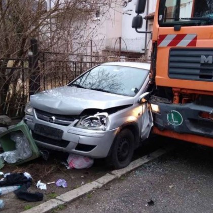 Камион за боклук помете пет паркирали коли във Владая в