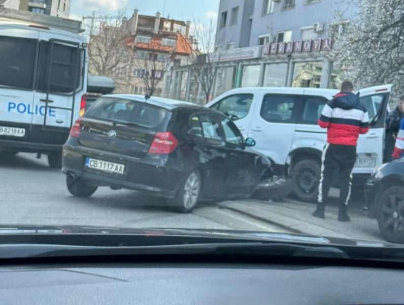 Пореден инцидент в София. Две коли се блъснаха СНИМКА