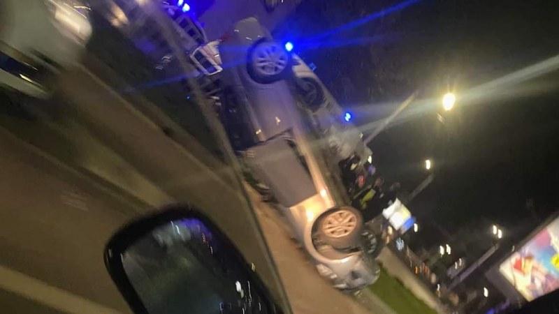 Автомобил се преобърна по таван в София СНИМКИ